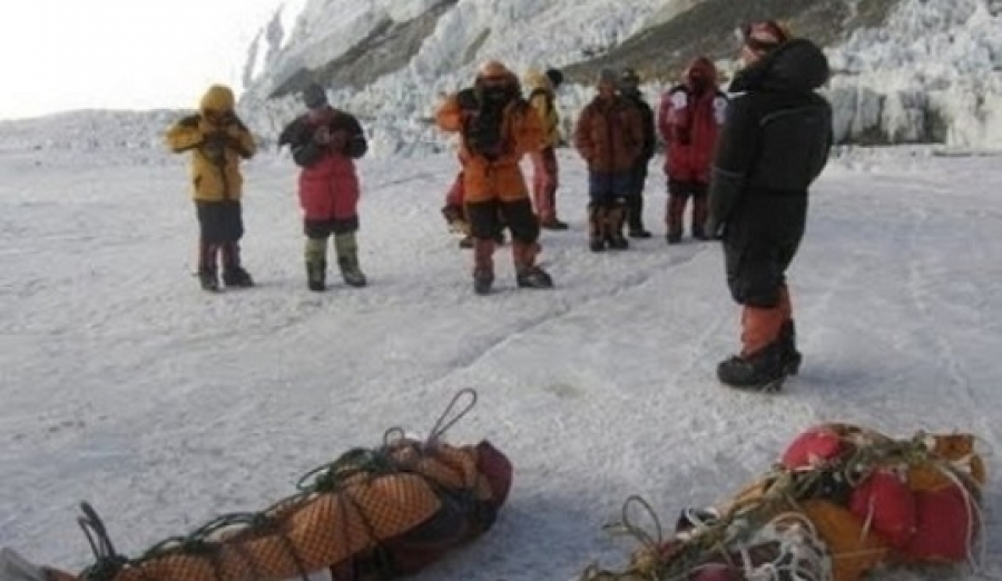 Penuh Sampah Mayat Pendaki Gunung Everest Dibatasi