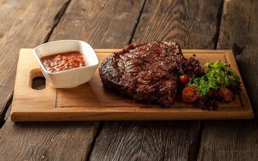 Sajikan Makanan Di Piring Kayu Restoran Inggris Kena Denda